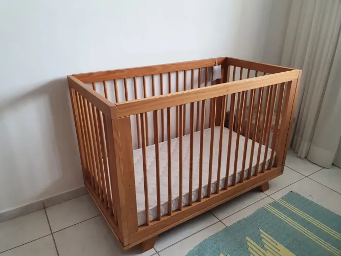 Berço Tullipa Baby em madeira Maciça. Regulagem de altura e de Grades. Quase novo.