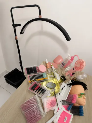 Vendo luminária e produtos de lash