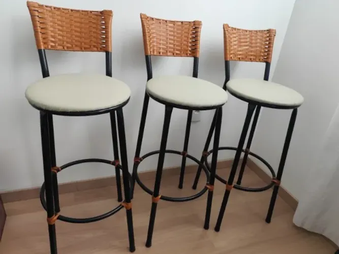 03 Banquetas Altas Estilo Bistrô - Estrutura em Aço e Encosto Trançado
