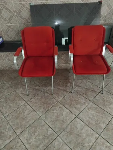 Cadeira com Estrutura de Alumínio e Tecido em Veludo Tenho Duas