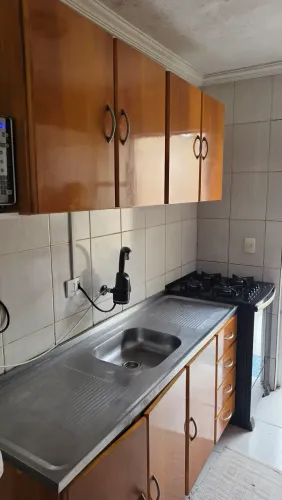 Conjunto de cozinha: 3 Armários e Mesa com 6 cadeiras em Madeira Maciça
