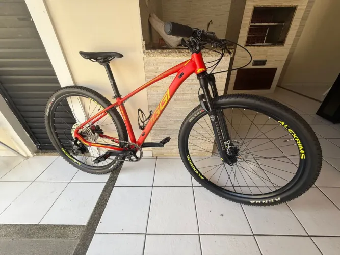 Bike OGGI 7.3 2021. Praticamente zerada. Usou muito pouco