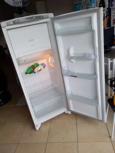 Vende Geladeira Consul Frost Free. 300. Litros sem. Nova muito Boa ok Nuca foi mesida