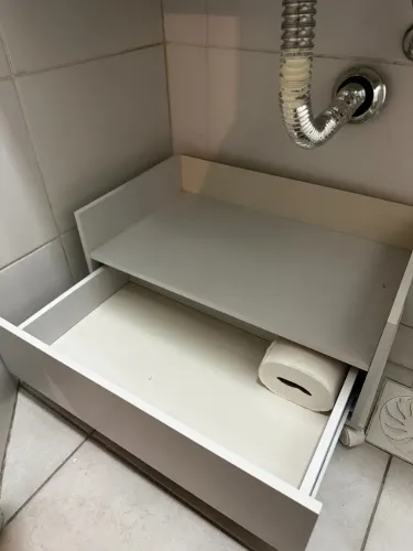 Armário branco para chão de banheiro com uma gaveta