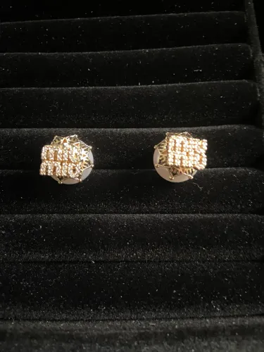 Brincos de pérolas com detalhes em dourados com inspiração da miu miu italiana 
