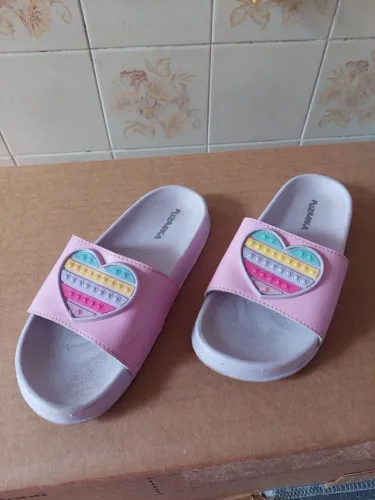Chinelo Slide infantil Fuzarka com patch coração Pop It