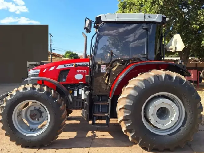Trator Massey Ferguson 6713