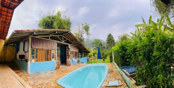 Chácara com Piscina as Margens do Rio em Santa Branca-SP - Permuta!!!