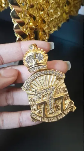 Pingente lançamento tridimensional banhado a ouro 18k e  cravejado correntes grossas