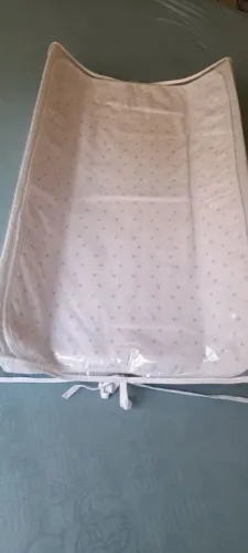Trocador infantil com cobertura em plástico.