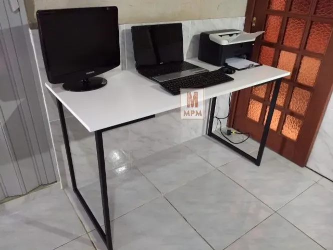Mesa Escrivaninha grande em aço Branca