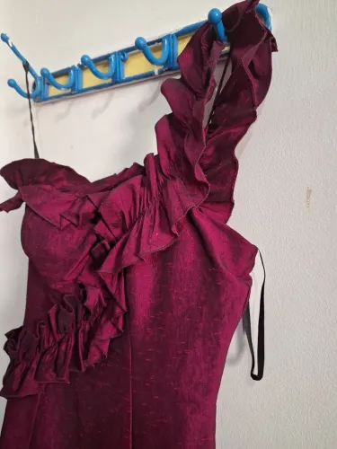 Vestido de festa vinho com detalhes em renda