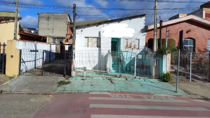 3 casas no mesmo terreno, sendo 2 casas com 2 dormitórios. Terreno 10 x 27 m. Vila Rica.