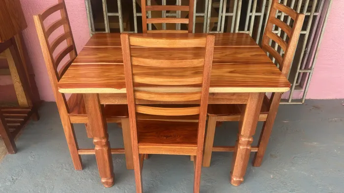 Mesa 4 cadeiras pernas torneadas 