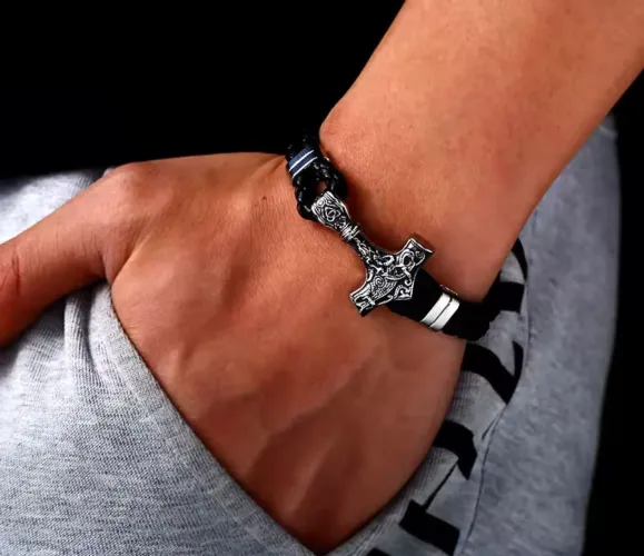 Pulseira Viking Mjolnir de aço inoxidável em Couro Preto.