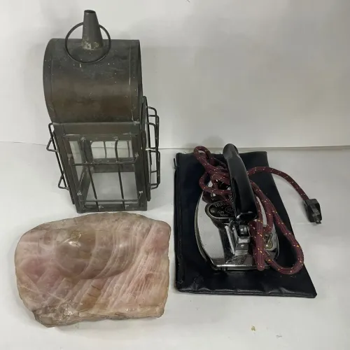 Lote antiguidade ferro antigo portátil, saboneteira de quartzo rosa e lamparina