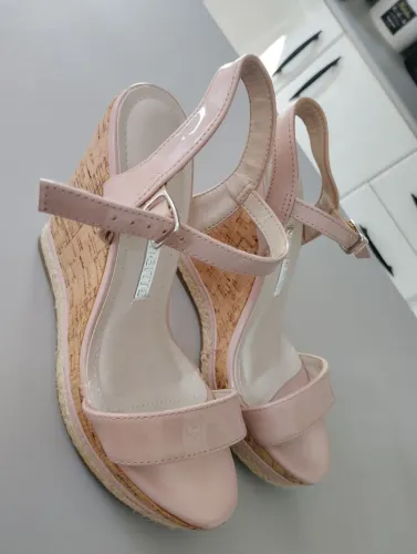 Sandália Anabela Rosa - Elegância e Conforto!