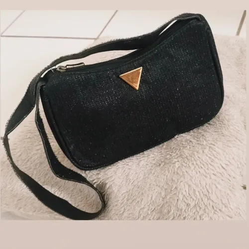 Bolsa preta com brilho sútil!!