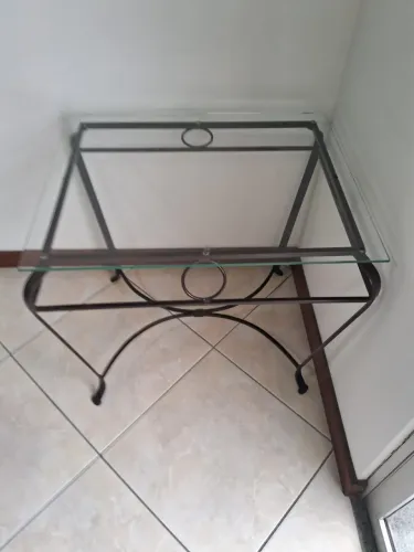 Mesa de centro com tampo de vidro