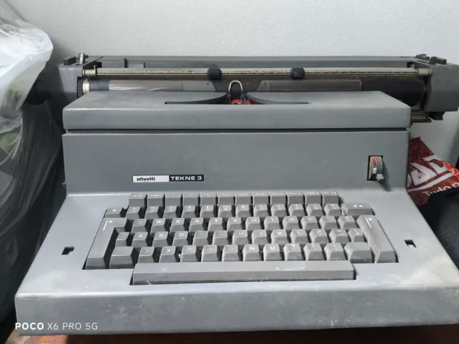 Máquina de escrever Olivetti Tekne 3