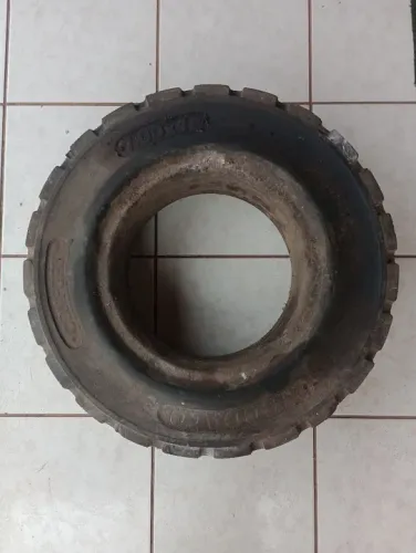 Vendo Um Pneu para empilhadeira