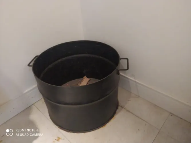 Latão com alças para lenhas