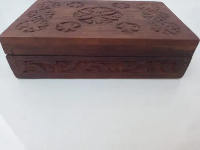 Caixa esculpida em madeira maciça, peça decorativa artesanal, ideal para presente