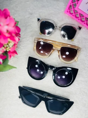 Óculos de Sol com proteção UV ,R$ 45,00