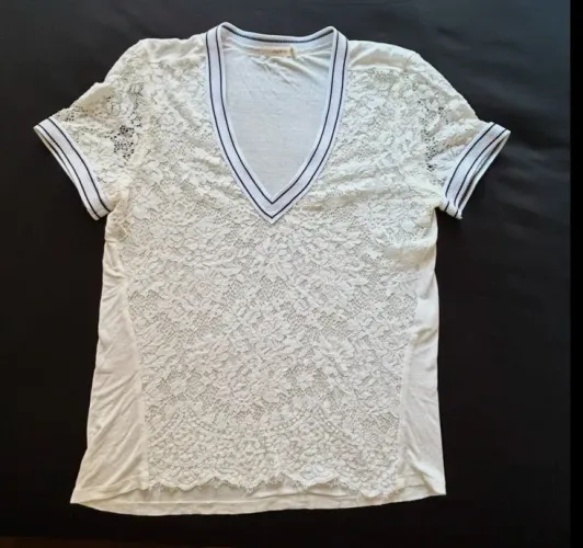 Blusa de renda branca com detalhes azul marinho