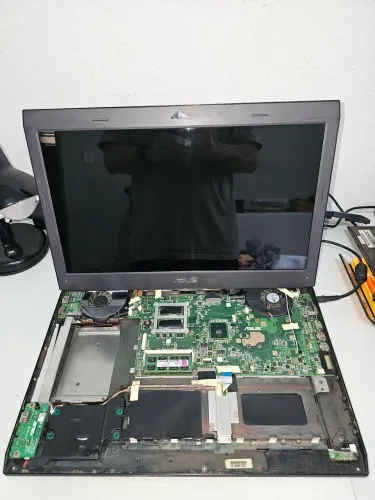 Notebook Asus G73Jh i7-720QM 8GB HD5870 1GB 17,3" 1920x1080 HDD 320GB 7200RPM Blu-ray RW 