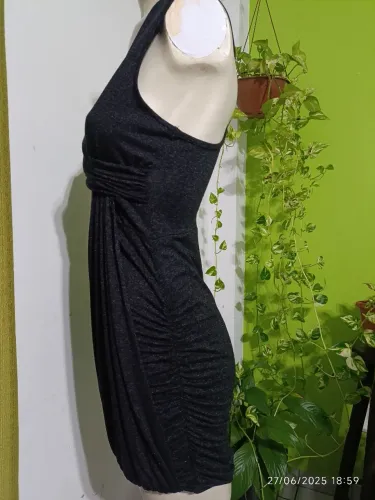 Vestido Preto Tamanho M - Elegância e Estilo.