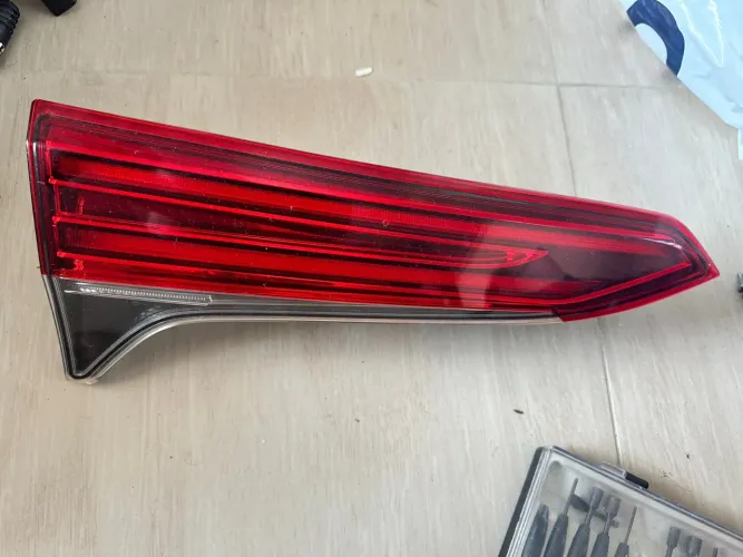 LANTERNA TRASEIRA HILUX SW4 17/20 TAMPA/MALA LE