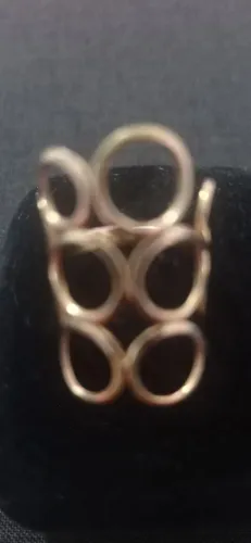 Anel Dourado com Design Geométrico