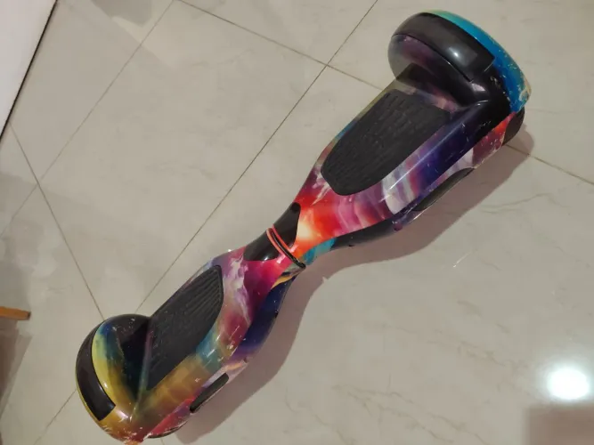 Hoverboard Estiloso com Design Galáctico