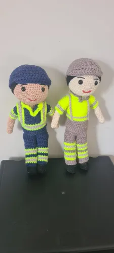 AMIGURUMI COLETOR E MOTORISTA DE COLETA 28 CM