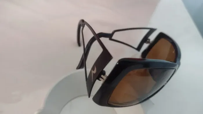óculos sol Renata Regis metal preto, esportivo, curvado, frente acetato preto
