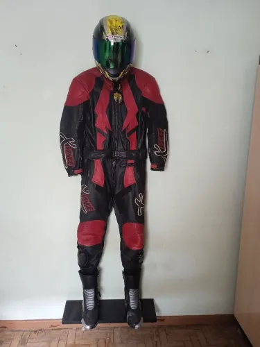 Macacão de Moto Esportivo - Couro e Proteção
