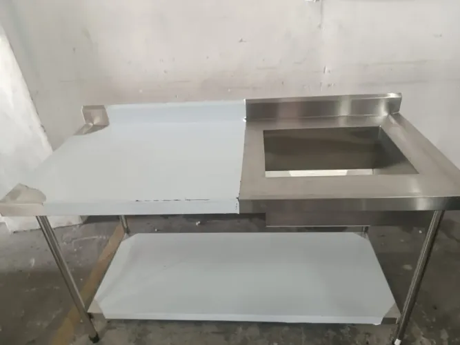 Mesa de trabalho em aço inox com pia