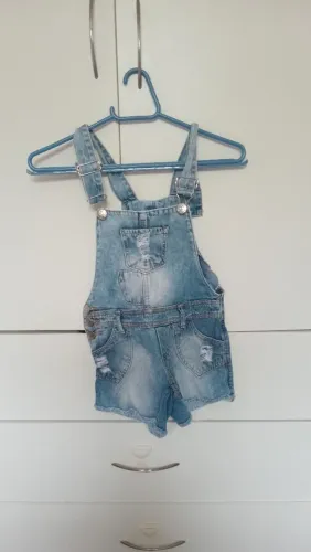 Jardineira jeans Tam 08 anos