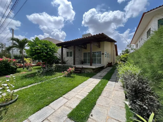 Casa em condomínio fechado com piscina e segurança 24h