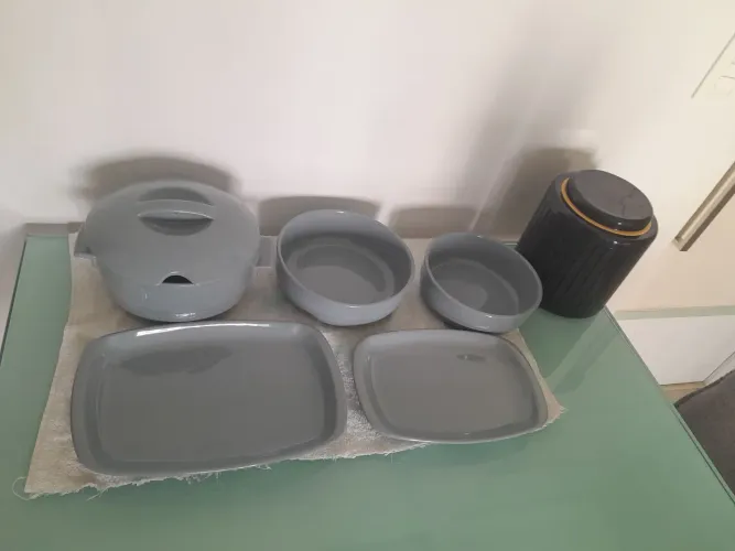 porcelana esmaltada, em belo tom verde acinzentado
