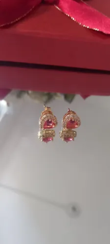 Lindos brincos com pedras rosas e detalhes em dourado