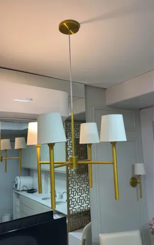 Conjunto lustre e arandela dourada clássica
