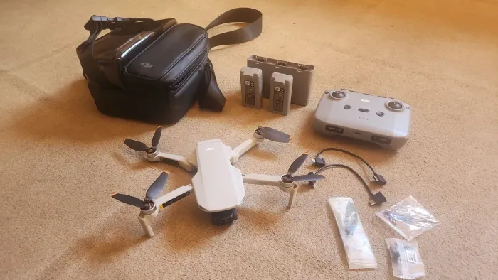 Drone Dji Mini 2 SE Fly com câmera 4k 2 bateria