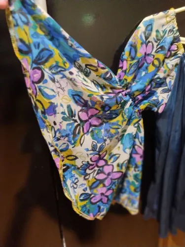 AIKILOUCURA! Blusa cigana Floral azul petróleo , com manga estampada e borda dourada