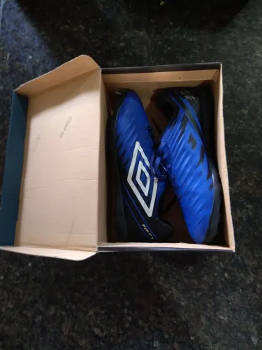 Chuteira Umbro Fifty - Azul com detalhes