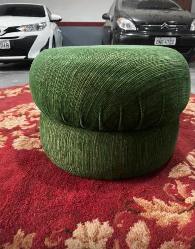 Puff vintage com estrutura em madeira, molas e espumas o que confere um bom conforto 