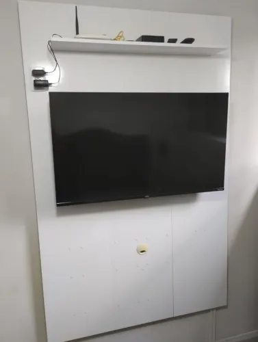 Painel para tv com prateleira