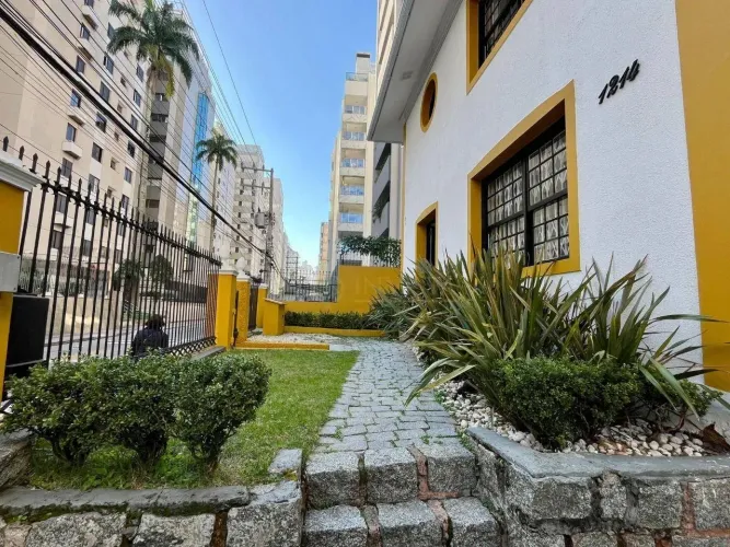Locação | 231 m², 14 salas, 5 banheiros e 4 vagas de garagem ao lado do Colégio Catarinen