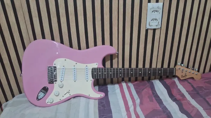 Vendo ou troco guitarra squier by fender série bullet nova